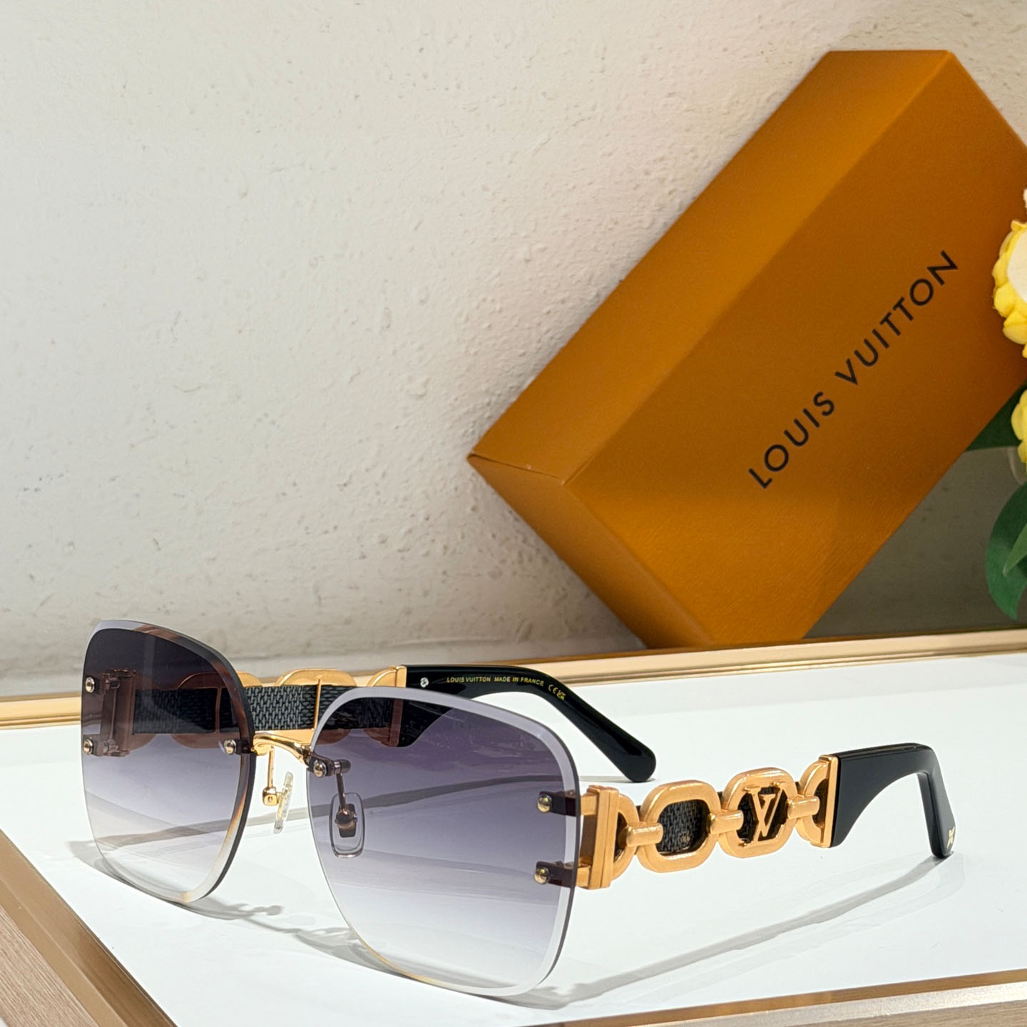 Louis Vuitton Z2056   Sunglasses   - FashionPlug