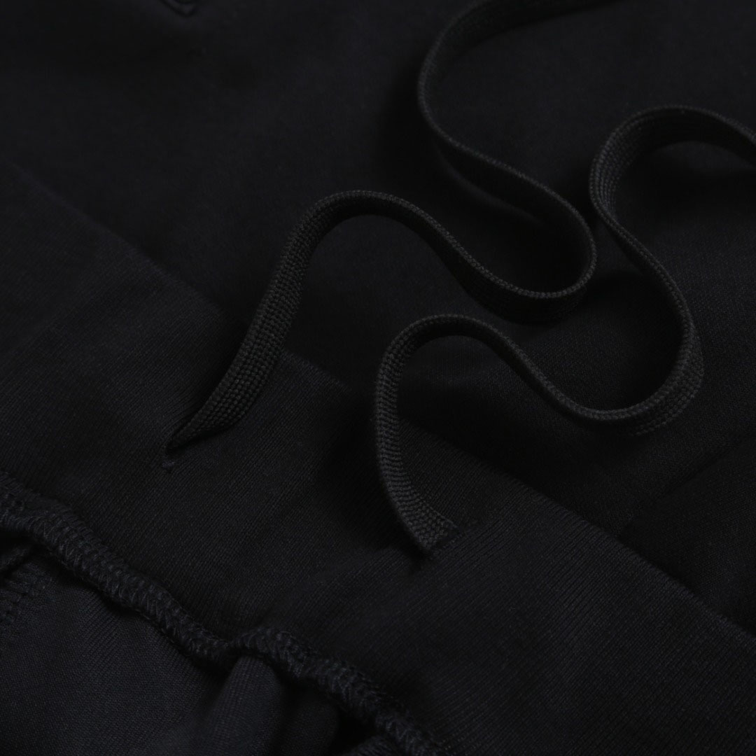Moose Knuckles Dalon Cargo Sweatshorts - FashionPlug