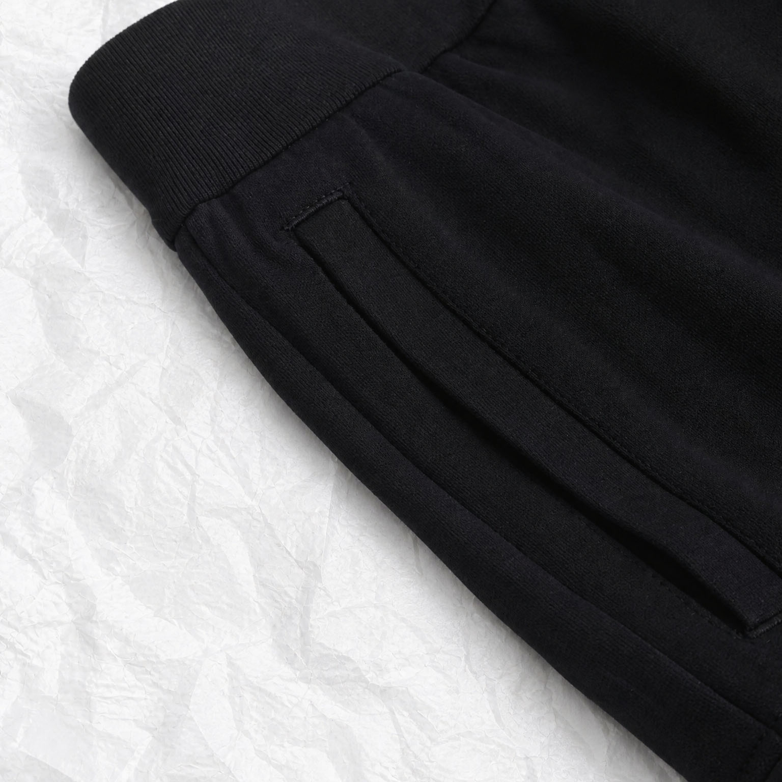 Moose Knuckles Dalon Cargo Sweatshorts - FashionPlug