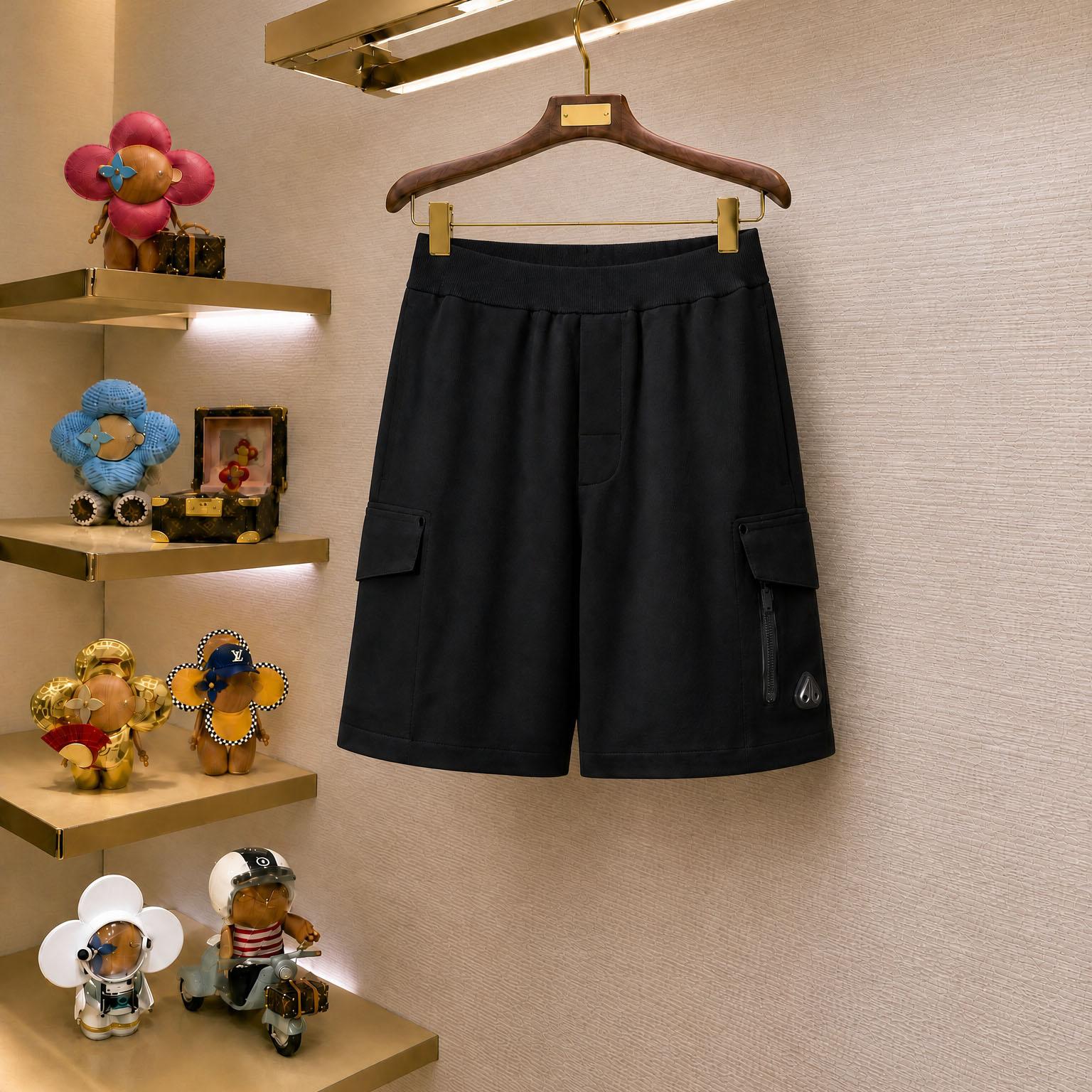 Moose Knuckles Dalon Cargo Sweatshorts - FashionPlug