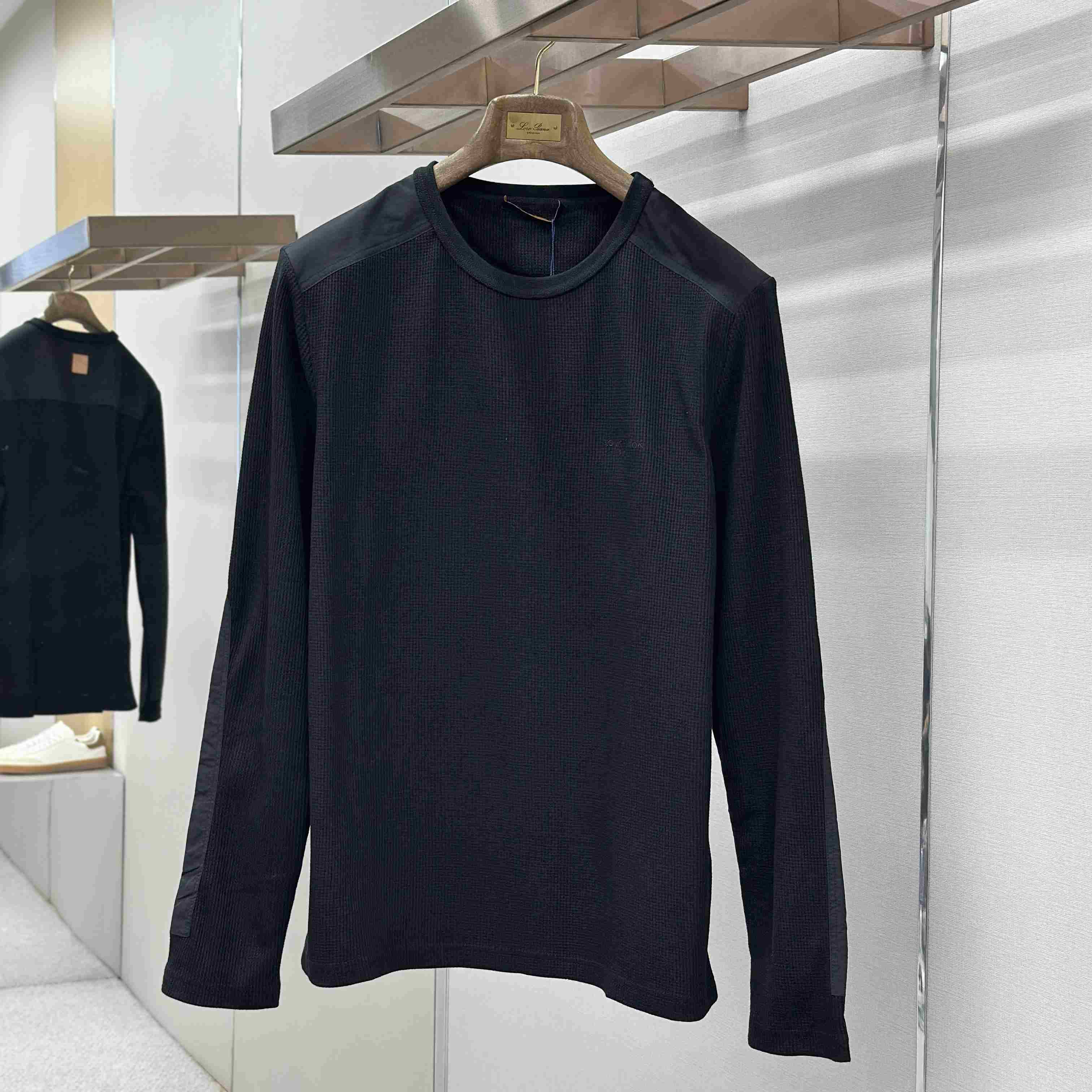 Louis Vuitton Waffle Long-Sleeved Outdoor T-Shirt 1AK7F7 - FashionPlug