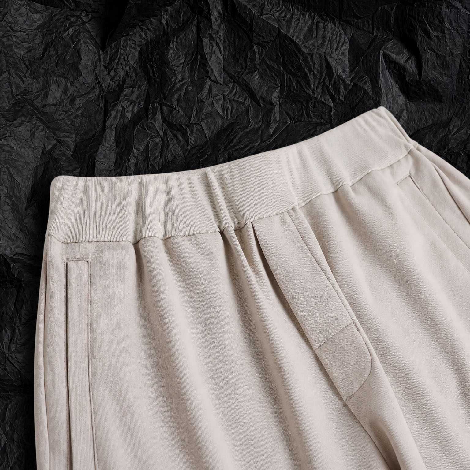Moose Knuckles Dalon Cargo Sweatshorts - FashionPlug