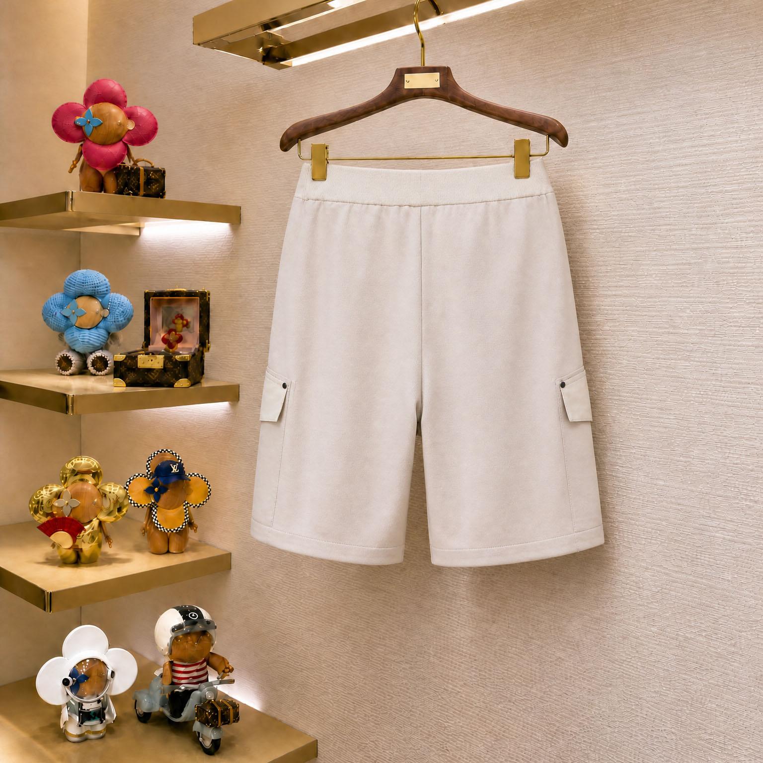 Moose Knuckles Dalon Cargo Sweatshorts - FashionPlug