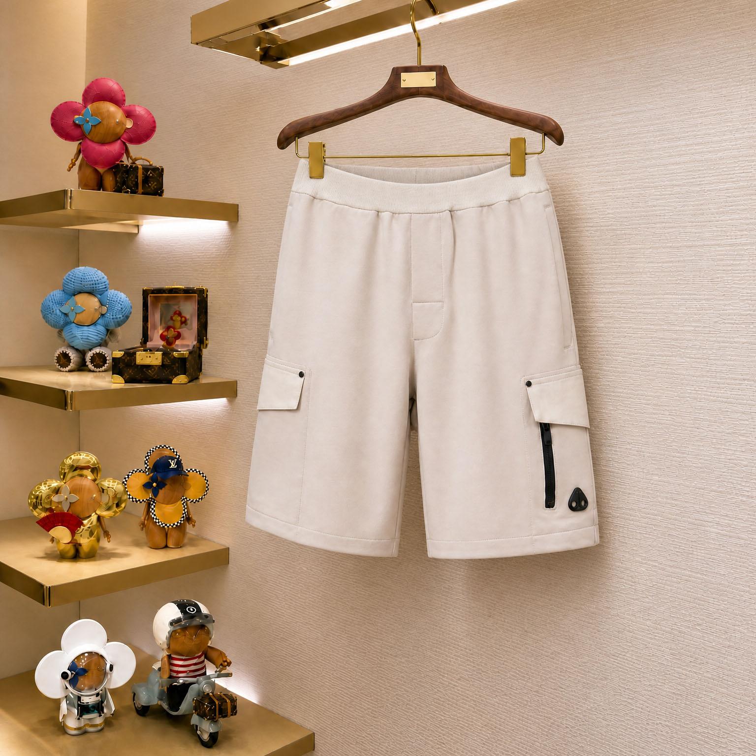 Moose Knuckles Dalon Cargo Sweatshorts - FashionPlug