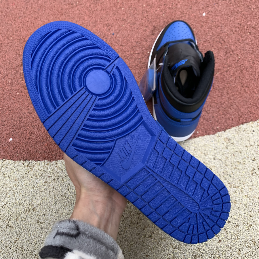 Jordan AJ1 Retro High OG Sneaker - FashionPlug