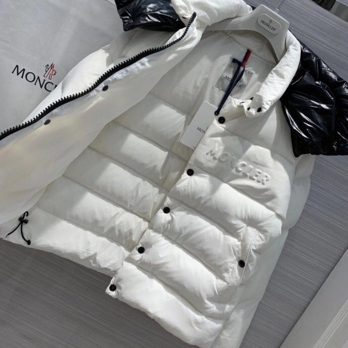 Moncler Aubrac Padded Jacket - FashionPlug