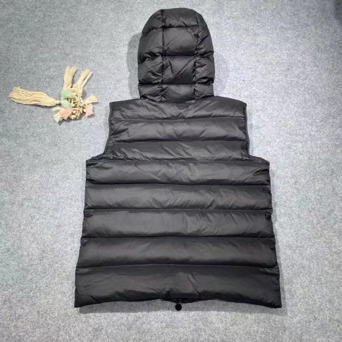 Moncler Vest In black - FashionPlug