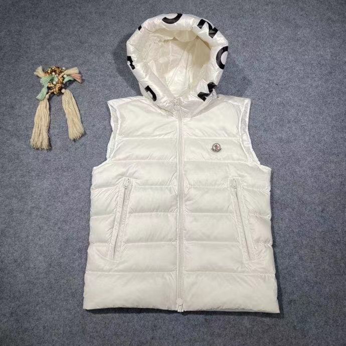 Moncler Vest In black - FashionPlug