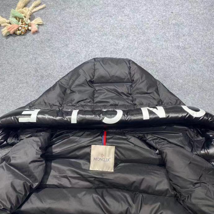 Moncler Vest In black - FashionPlug