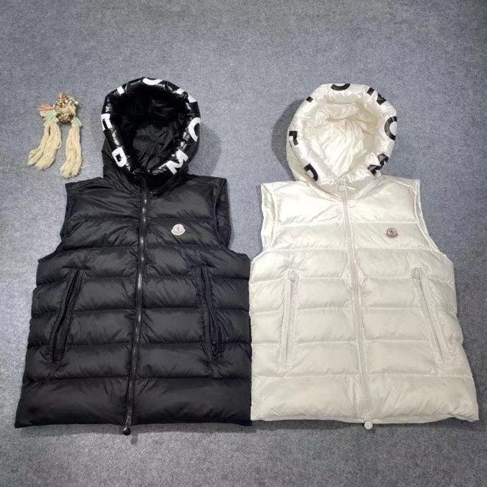 Moncler Vest In black - FashionPlug