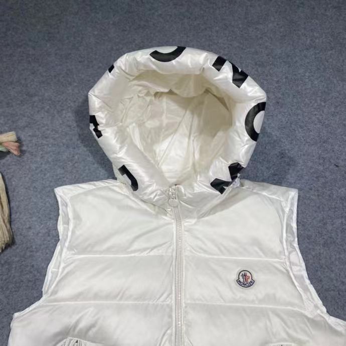 Moncler Vest In black - FashionPlug