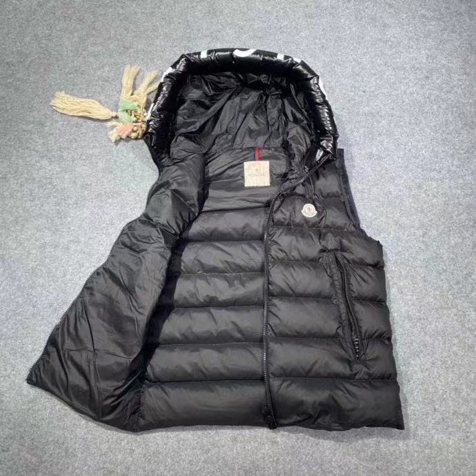 Moncler Vest In black - FashionPlug