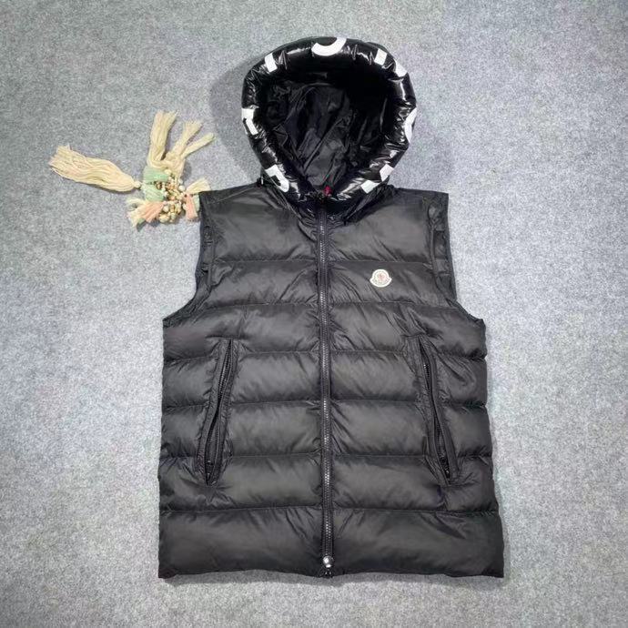 Moncler Vest In black - FashionPlug