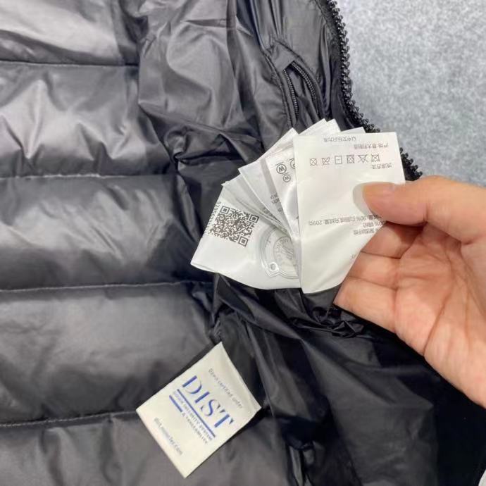 Moncler Vest In black - FashionPlug