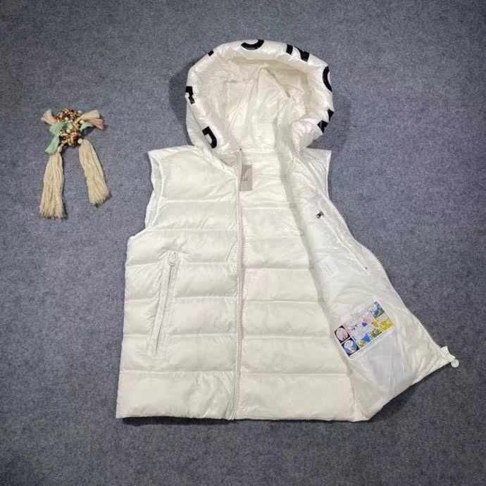 Moncler Vest In black - FashionPlug
