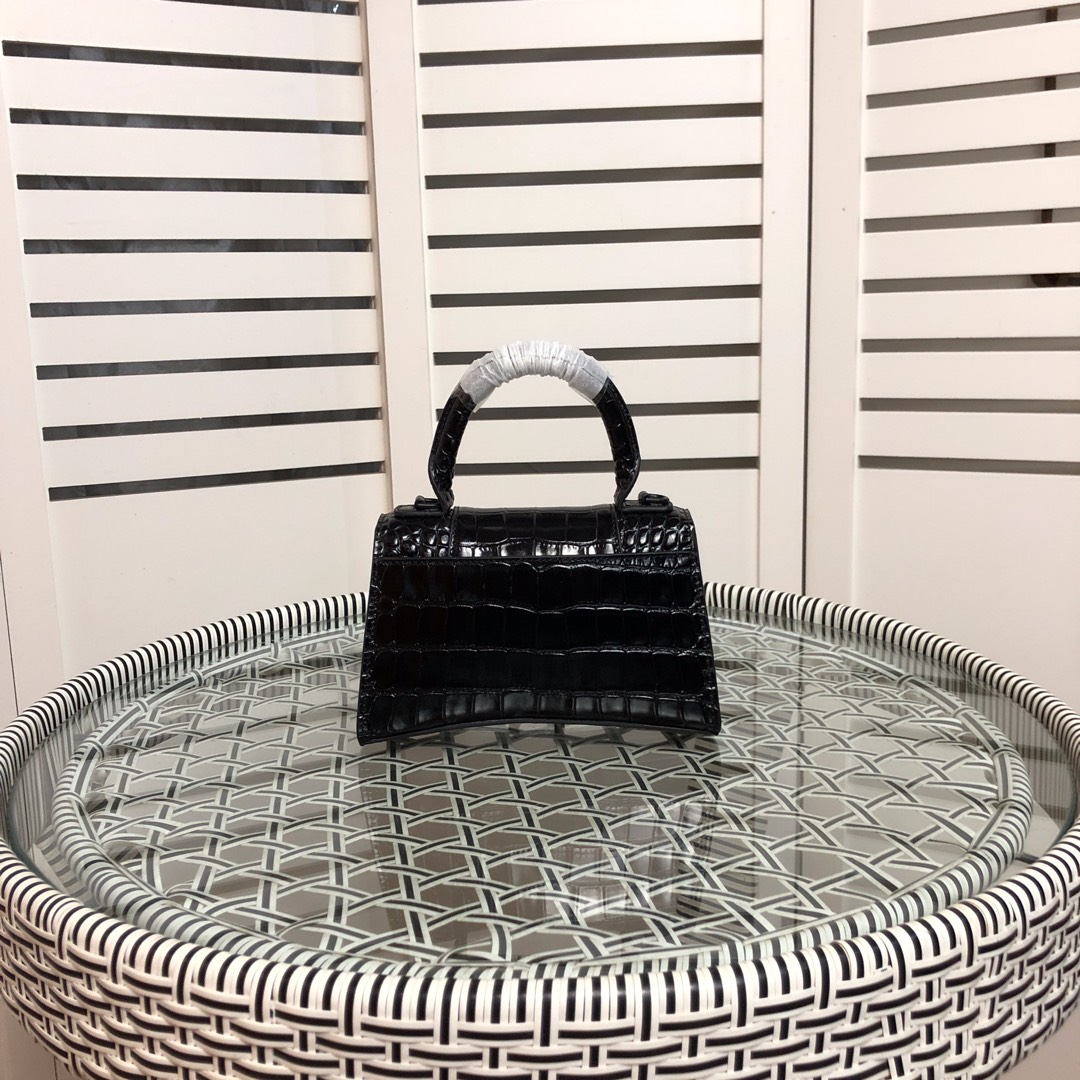 Balenciaga Women's Handbag - FashionPlug