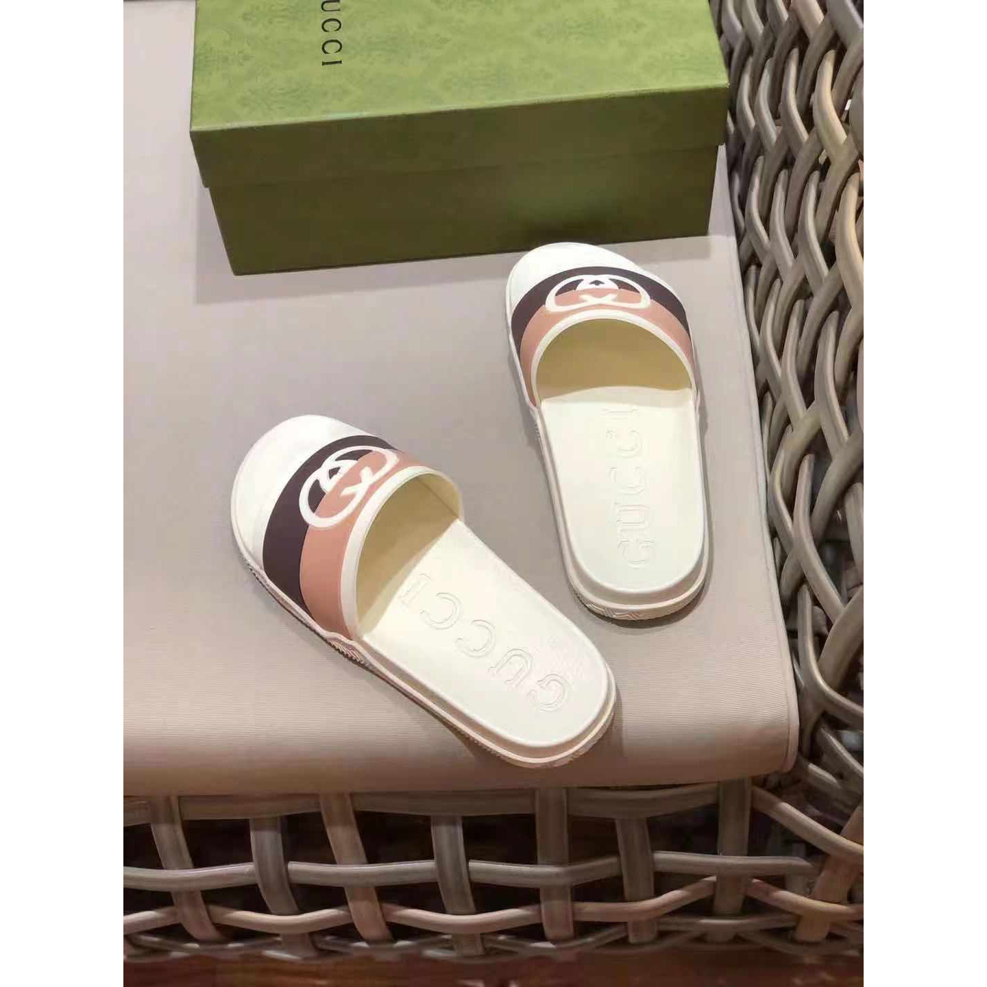 Gucci Men's Interlocking G Slide Sandal - FashionPlug