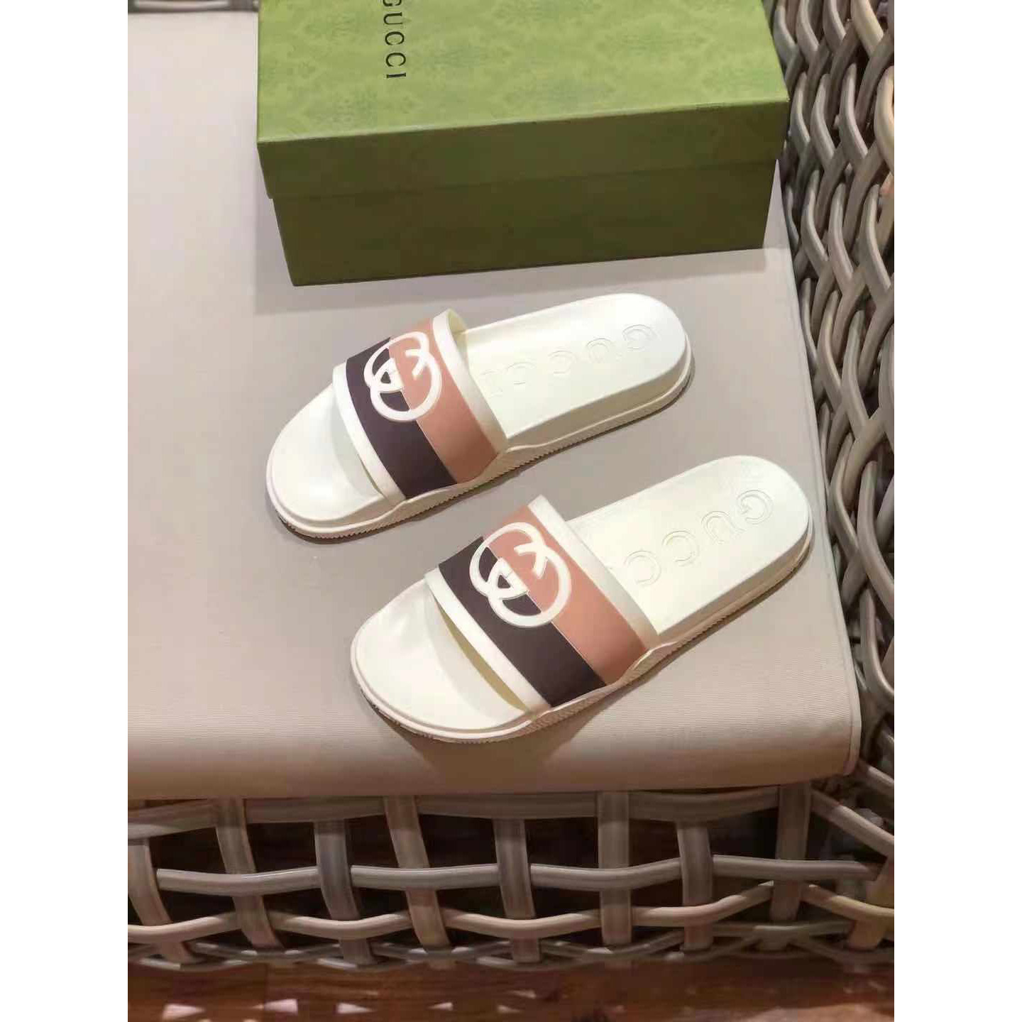 Gucci Men's Interlocking G Slide Sandal - FashionPlug