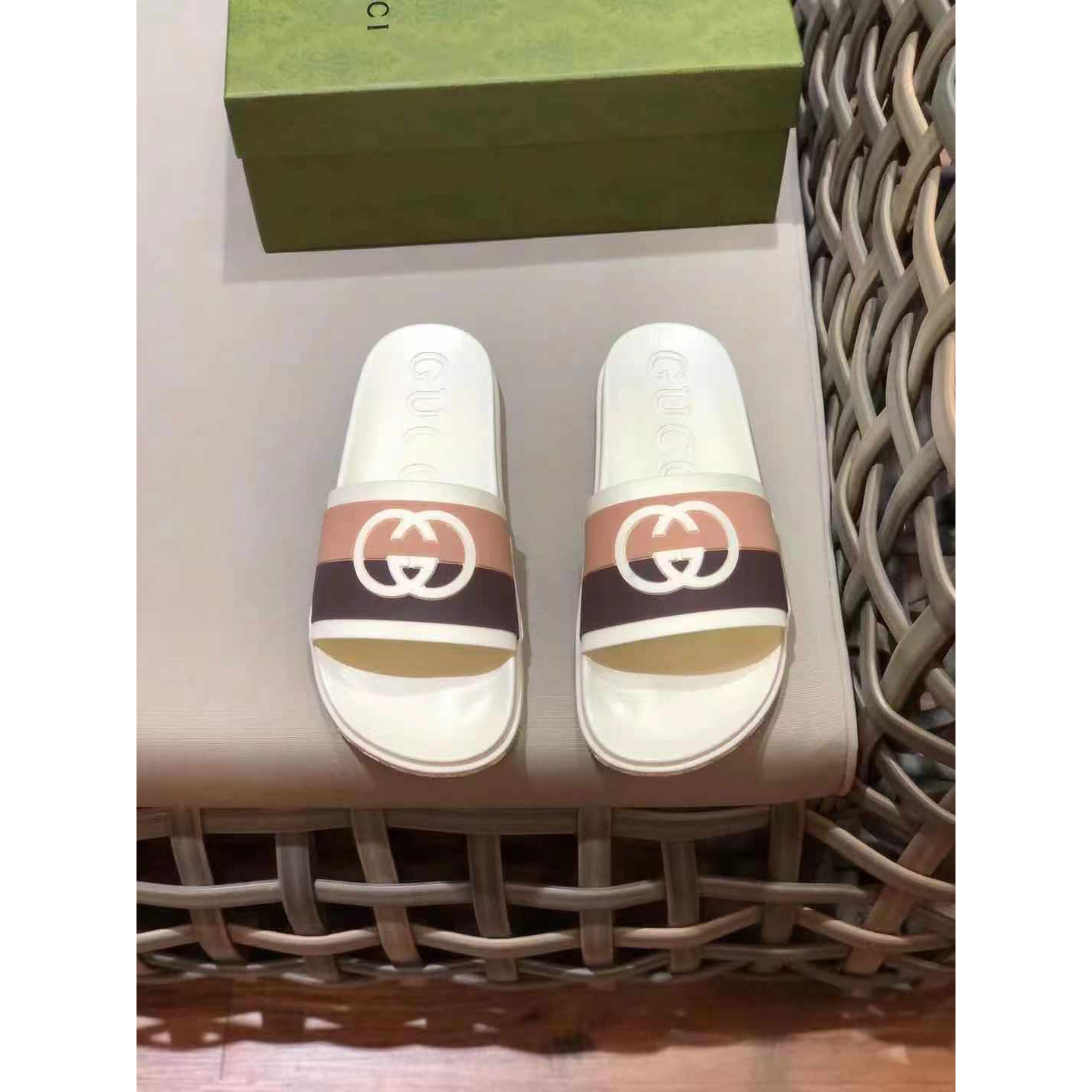 Gucci Men's Interlocking G Slide Sandal - FashionPlug