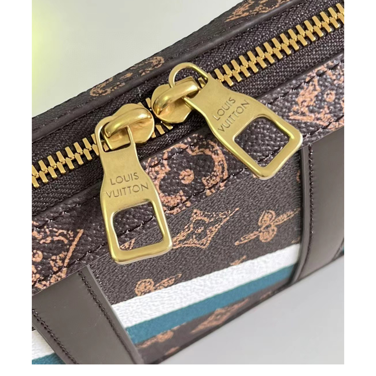 Louis Vuitton Vsoft Trunk Wearable Wallet(22.5-14-5 CM) - FashionPlug