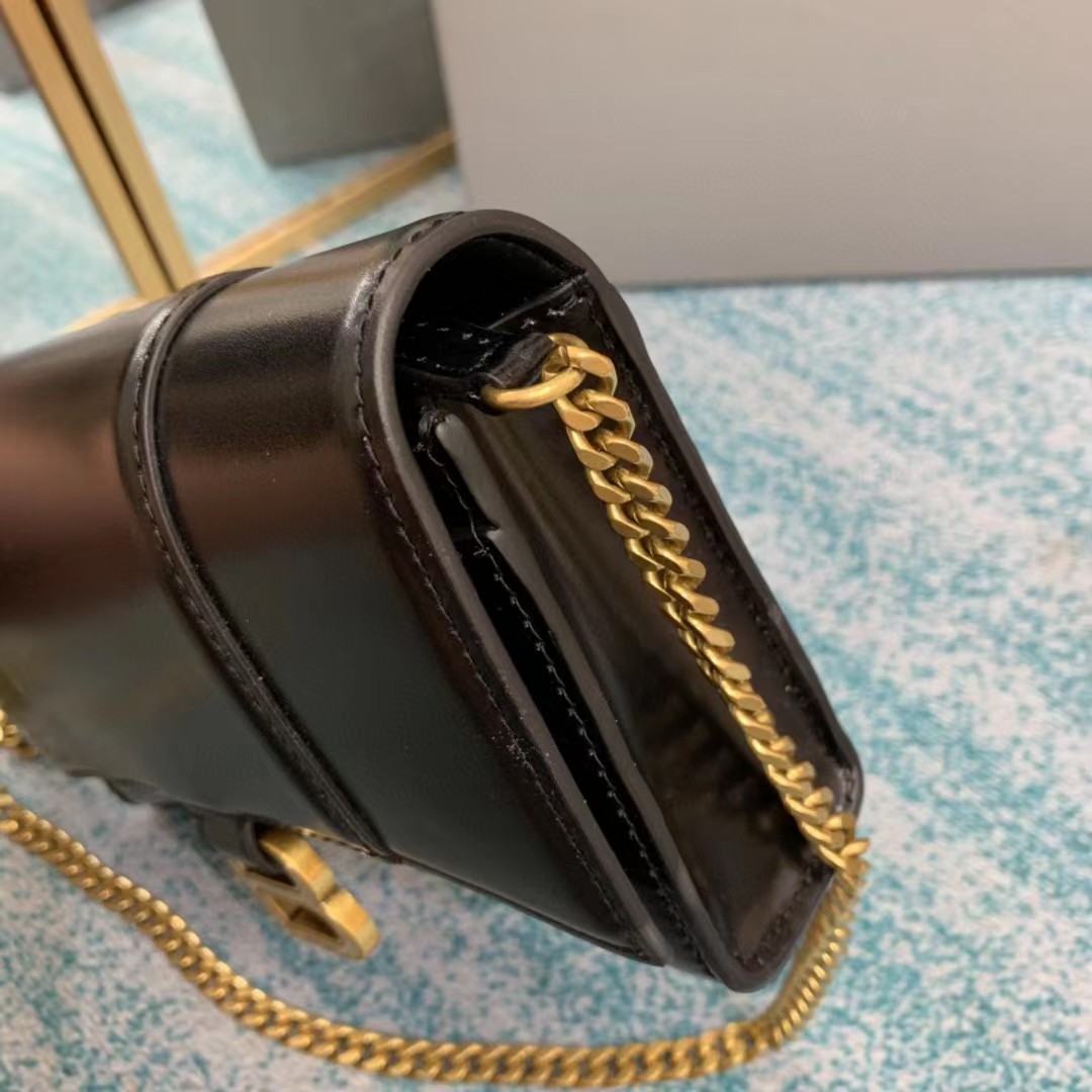 Balenciaga Hourglass Wallet On Chain (19.5-12-5cm) - FashionPlug