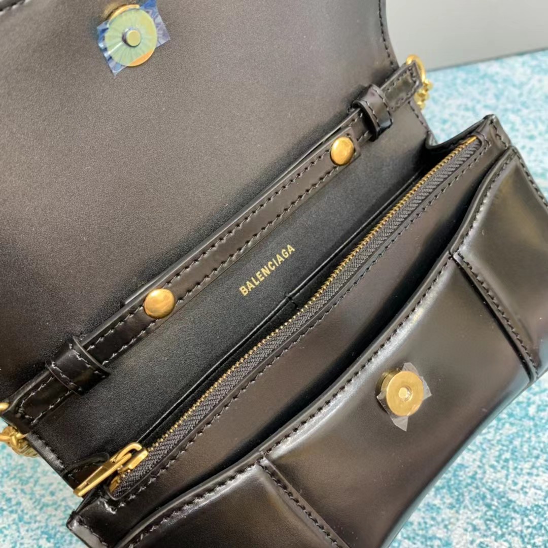 Balenciaga Hourglass Wallet On Chain (19.5-12-5cm) - FashionPlug