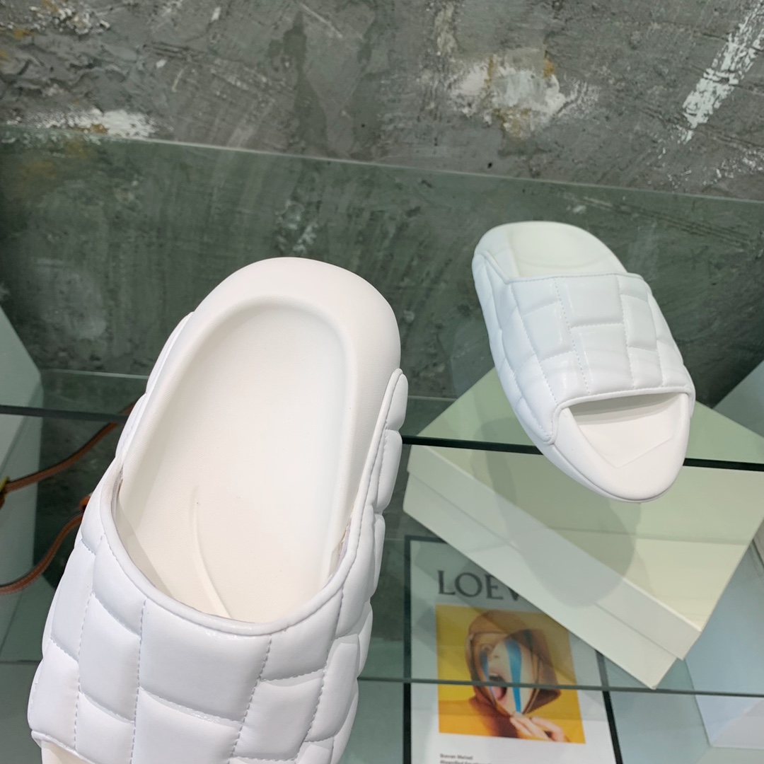 Balmain B-IT Quilted Leather Slides - FashionPlug