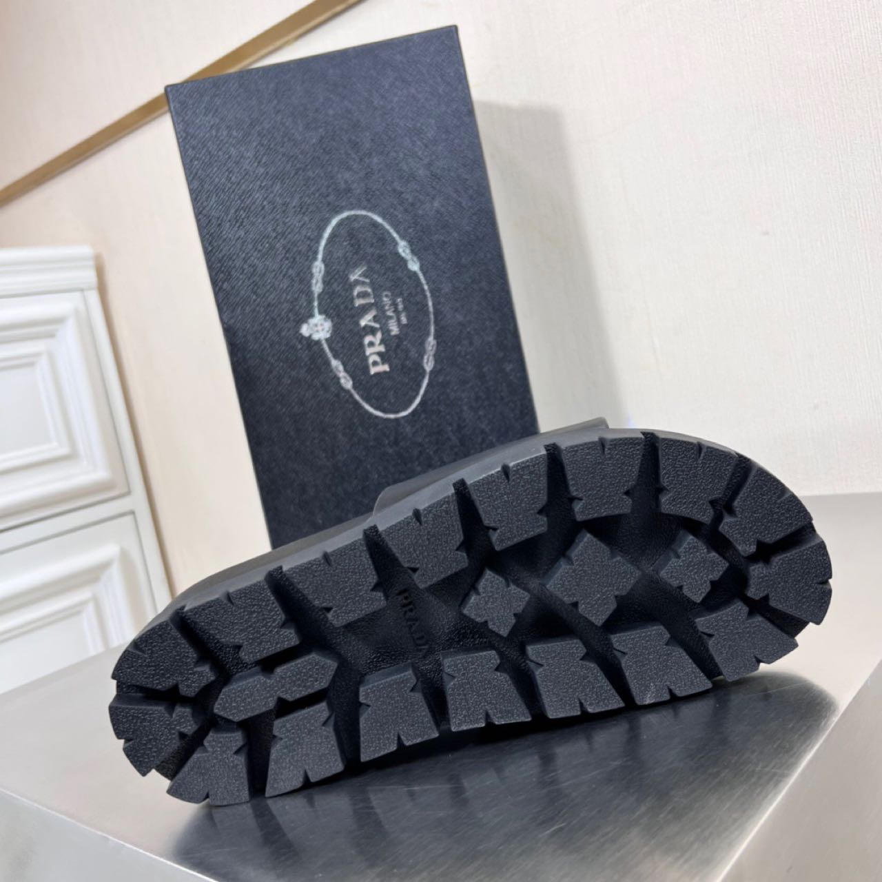 Prada Logo printed slippers - FashionPlug