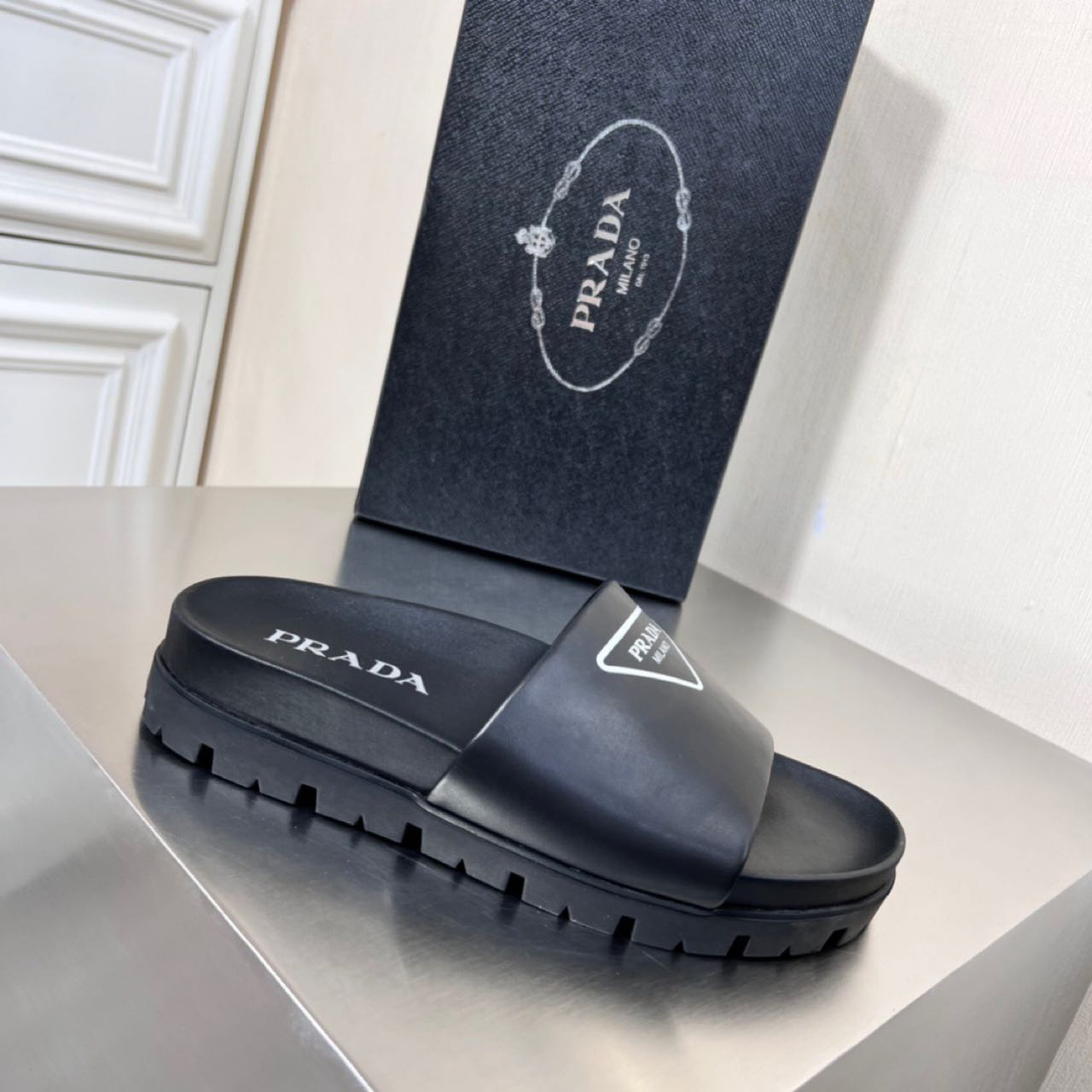 Prada Logo printed slippers - FashionPlug