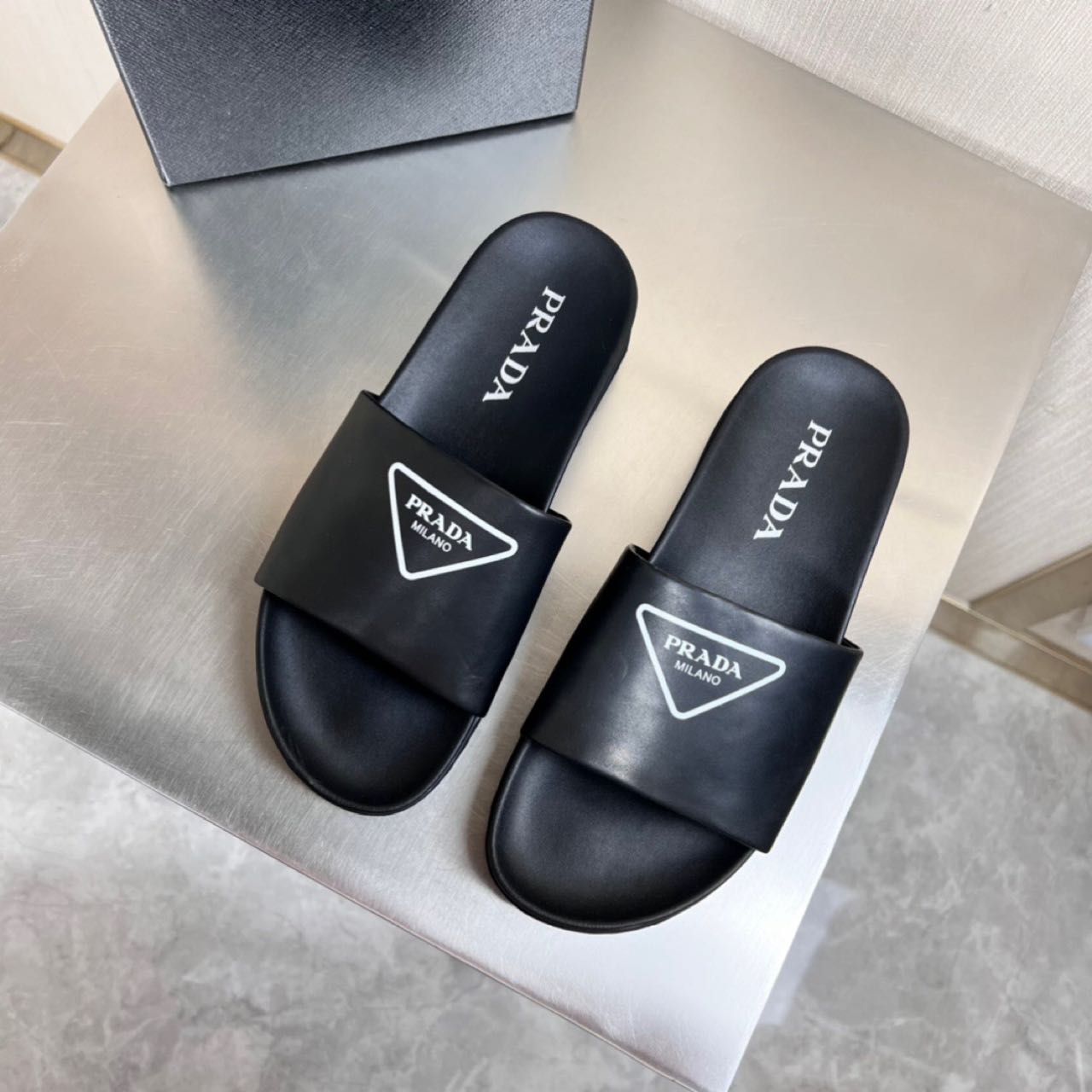 Prada Logo printed slippers - FashionPlug