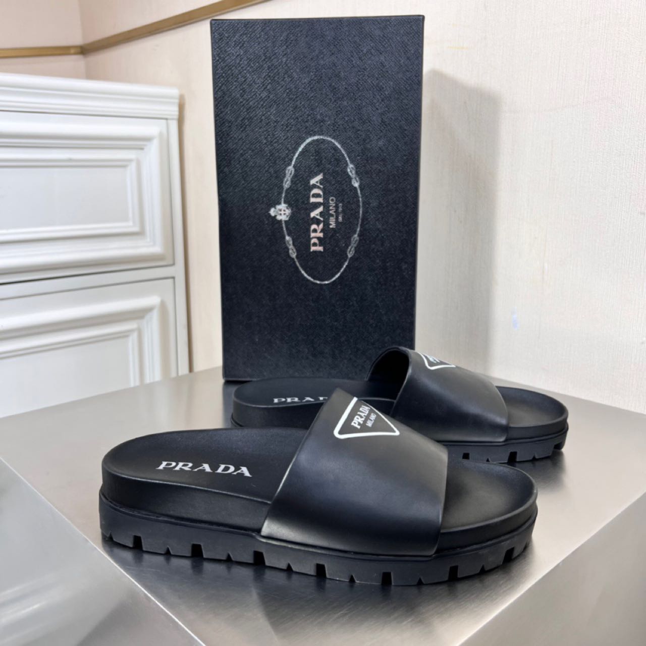 Prada Logo printed slippers - FashionPlug
