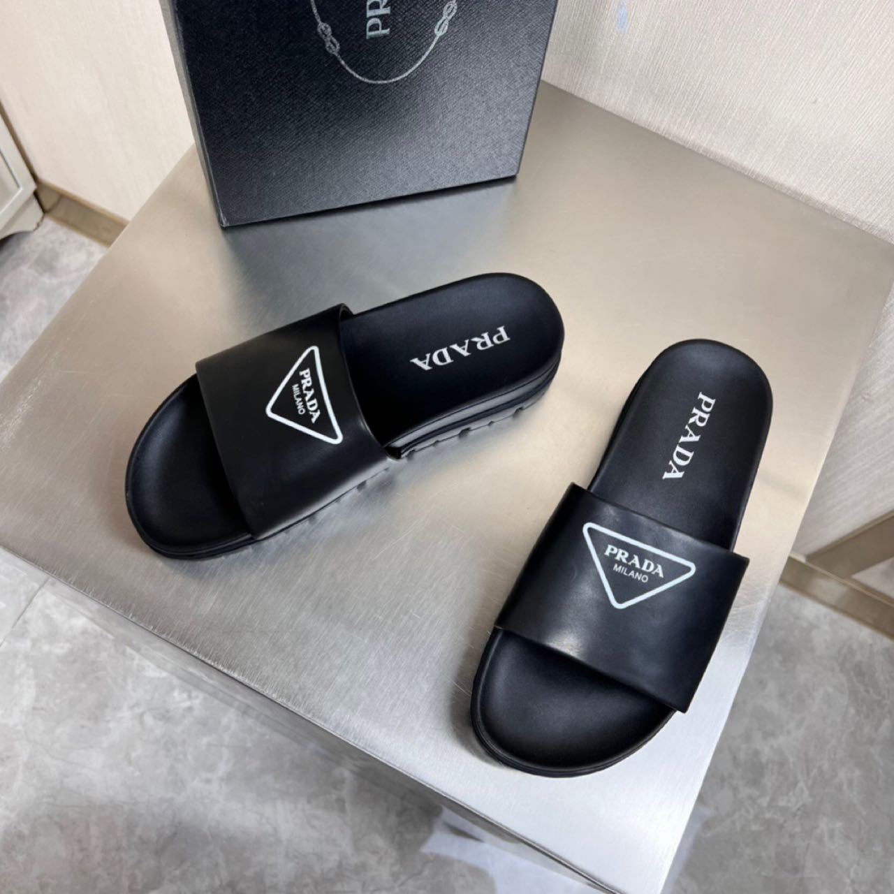 Prada Logo printed slippers - FashionPlug