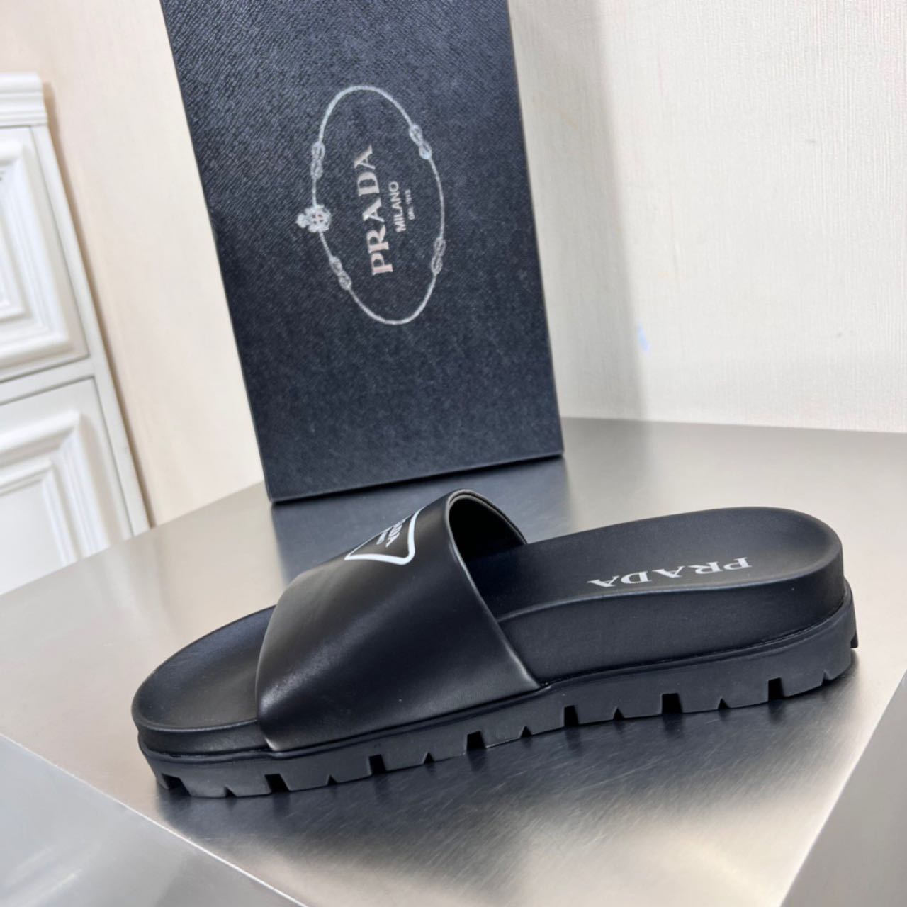 Prada Logo printed slippers - FashionPlug