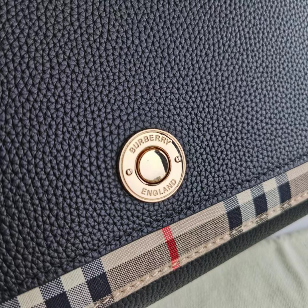 Burberry Hackberry Leather Cross -Body Bag (25-18-8.5cm) - FashionPlug
