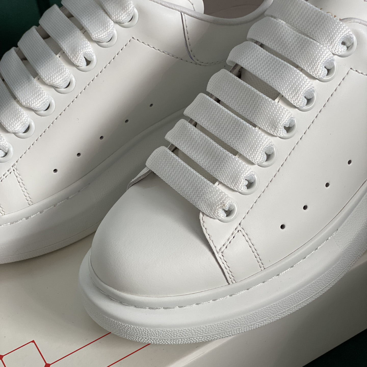 Alexander Mqueen Oversized Sneaker In White/Black - FashionPlug