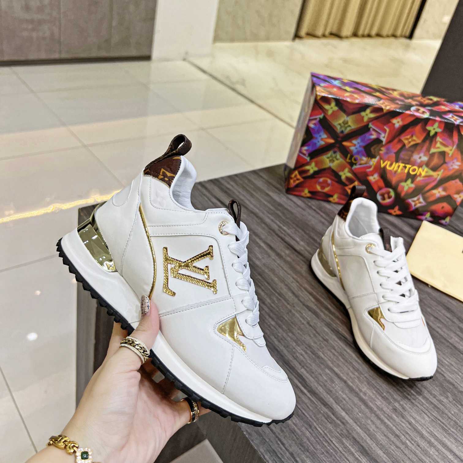 Louis Vuitton Run away Sneaker      1AAP40 - FashionPlug
