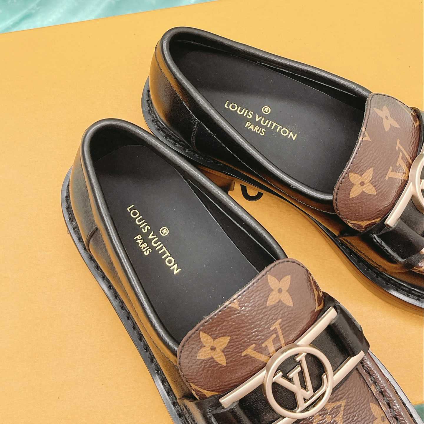 Louis Vuitton Academy Loafer    1A7TXK - FashionPlug