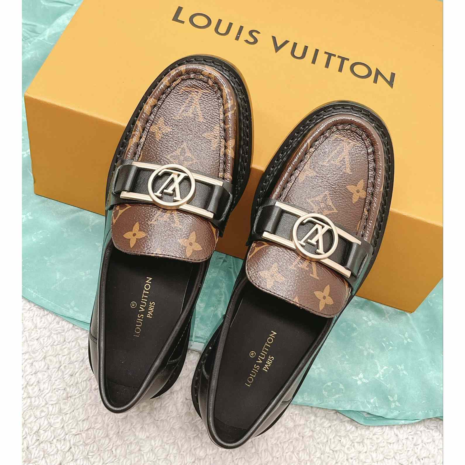 Louis Vuitton Academy Loafer    1A7TXK - FashionPlug