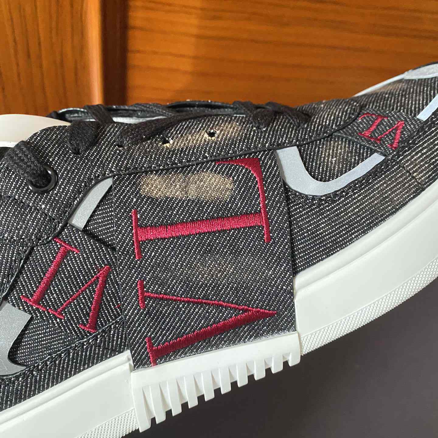 Valenti Low-Top Calfskin Vl7n Sneaker With Bands - FashionPlug
