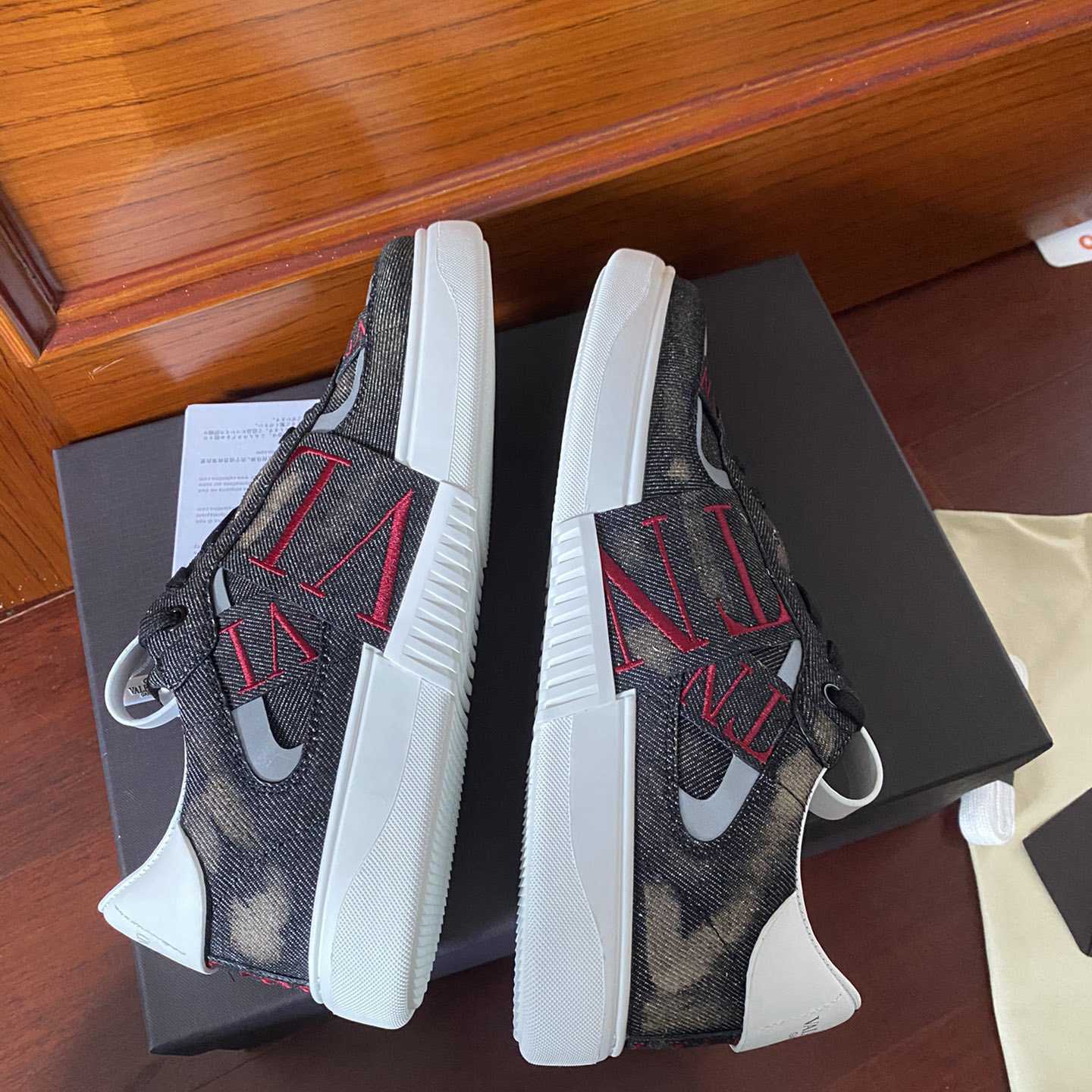 Valenti Low-Top Calfskin Vl7n Sneaker With Bands - FashionPlug