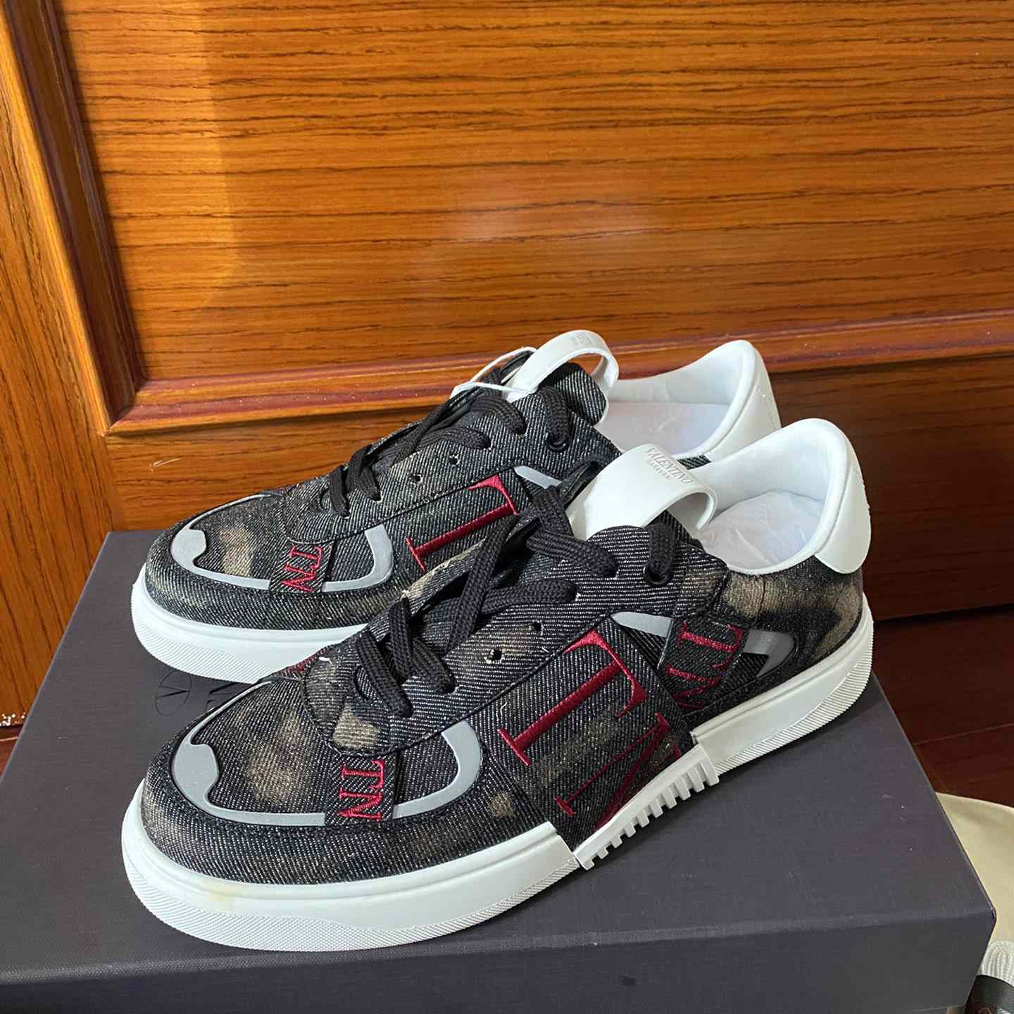 Valenti Low-Top Calfskin Vl7n Sneaker With Bands - FashionPlug