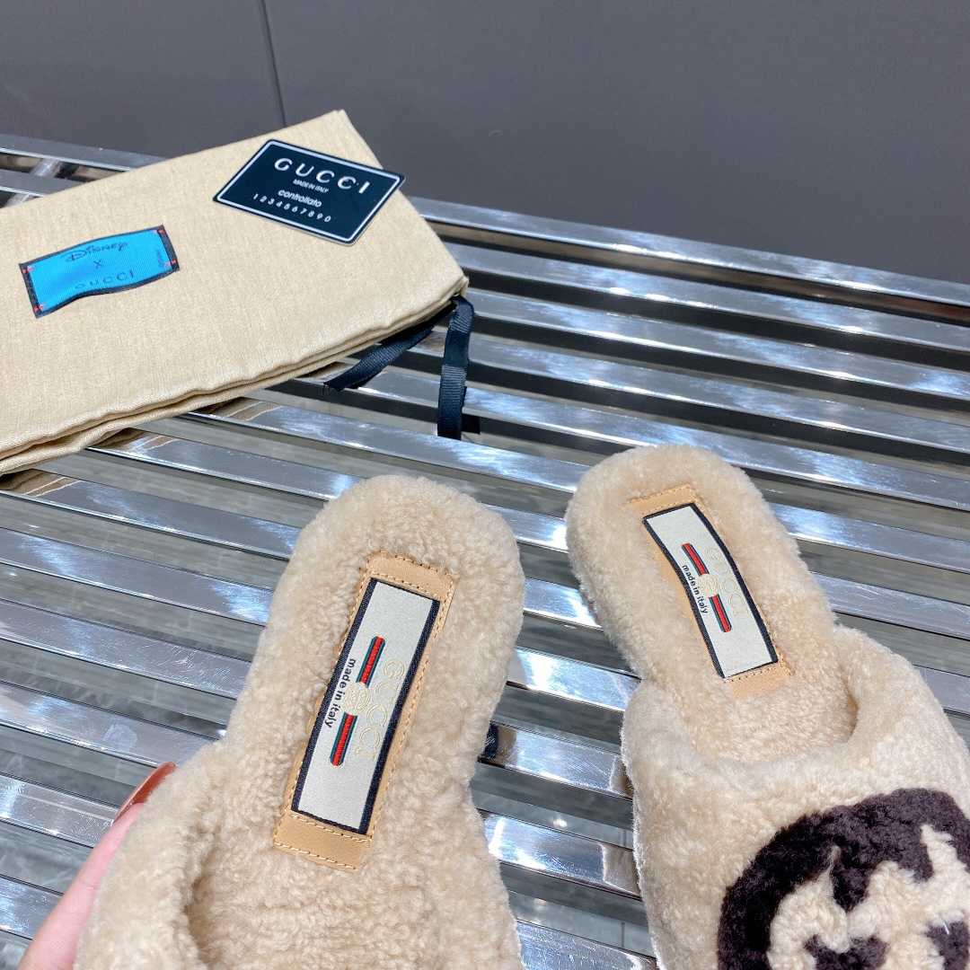 Gucci Women's Slippers With Interlocking G - FashionPlug