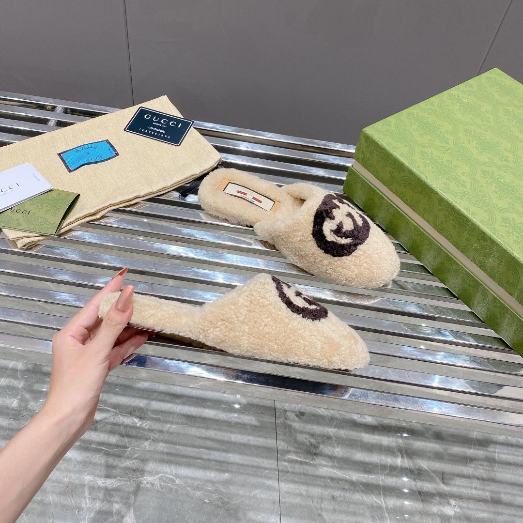 Gucci Women's Slippers With Interlocking G - FashionPlug