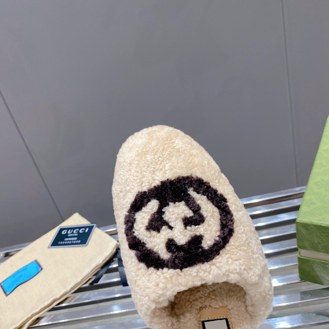 Gucci Women's Slippers With Interlocking G - FashionPlug