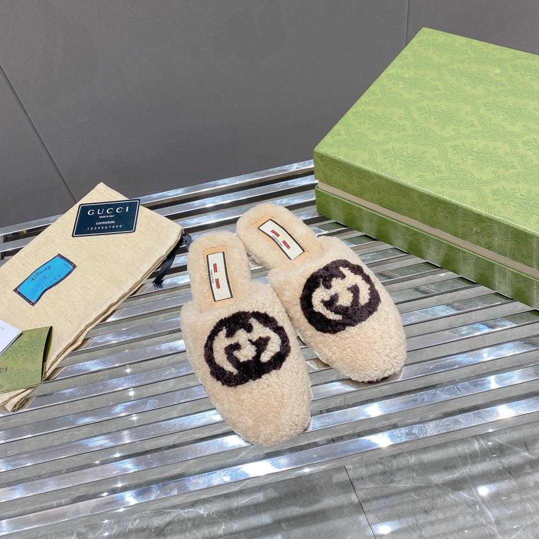 Gucci Women's Slippers With Interlocking G - FashionPlug