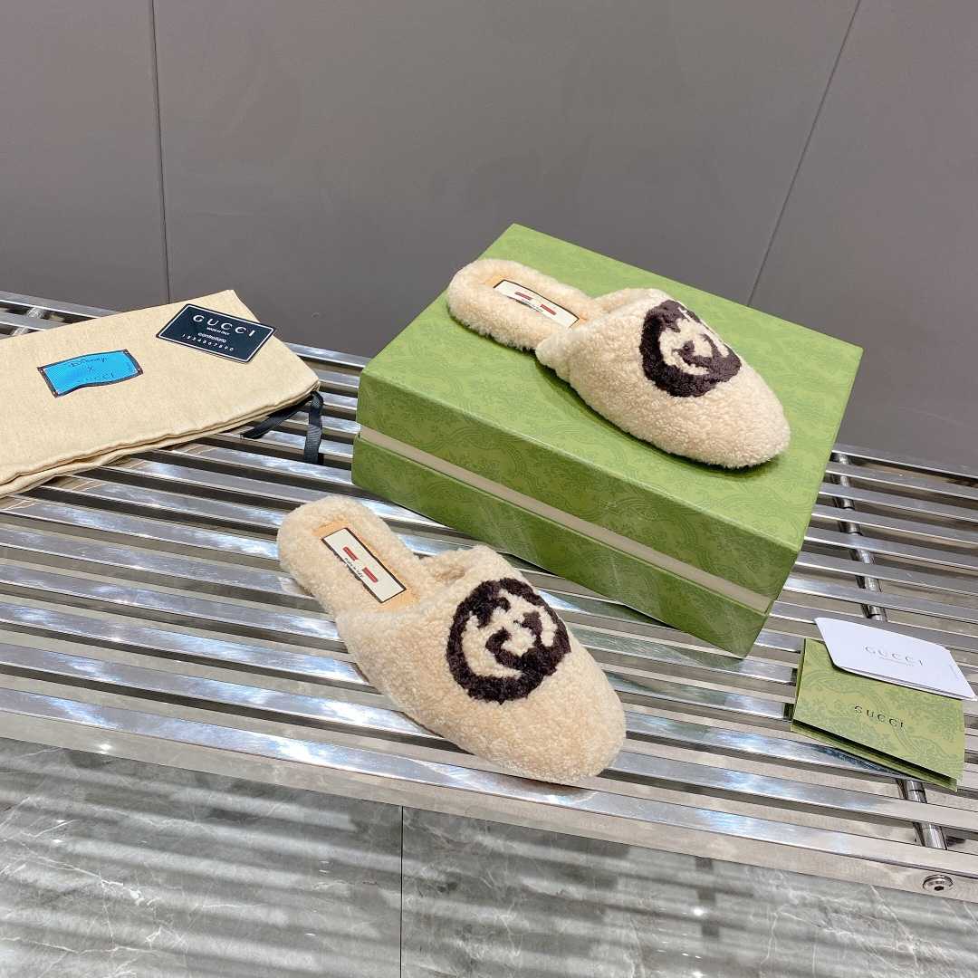 Gucci Women's Slippers With Interlocking G - FashionPlug