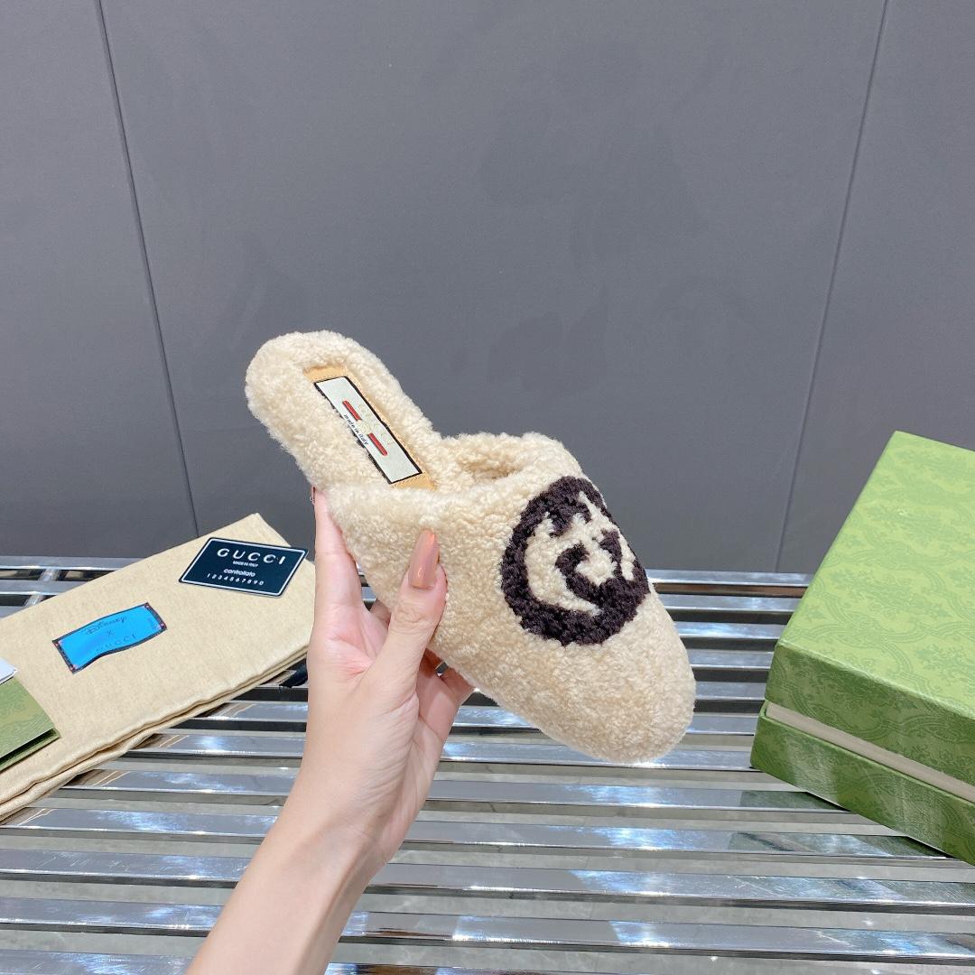 Gucci Women's Slippers With Interlocking G - FashionPlug