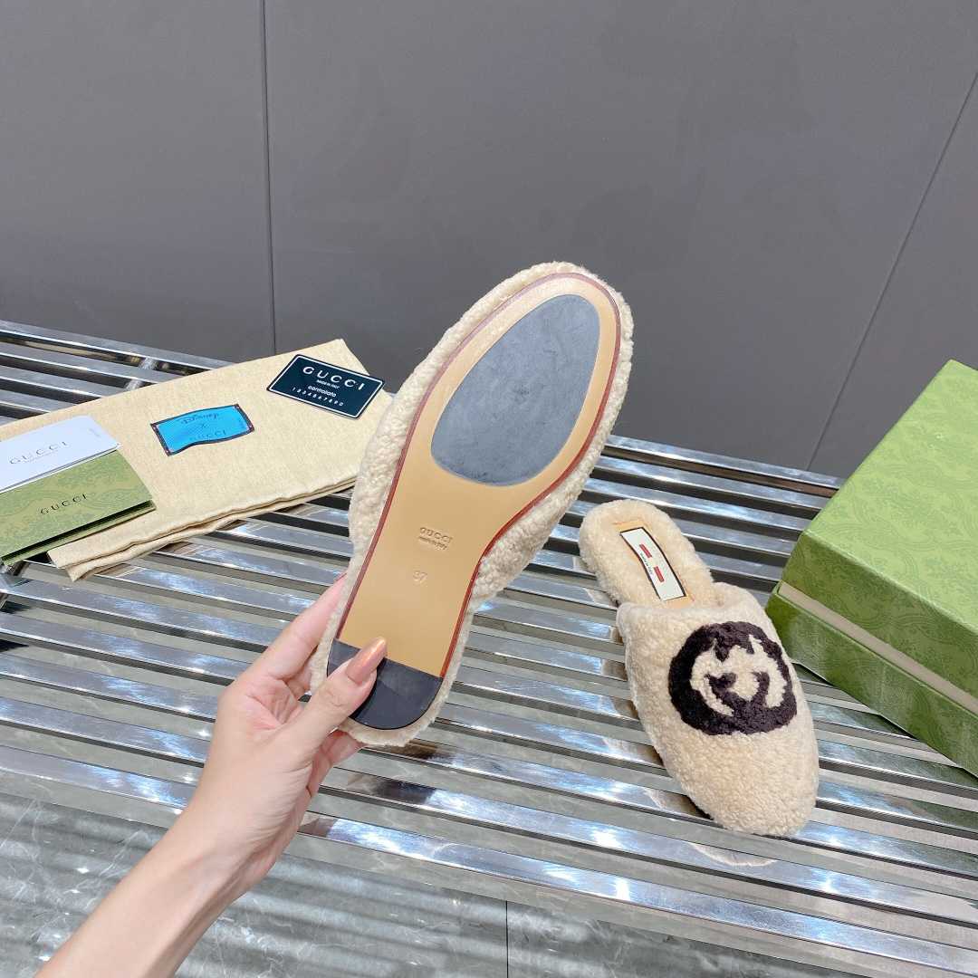Gucci Women's Slippers With Interlocking G - FashionPlug