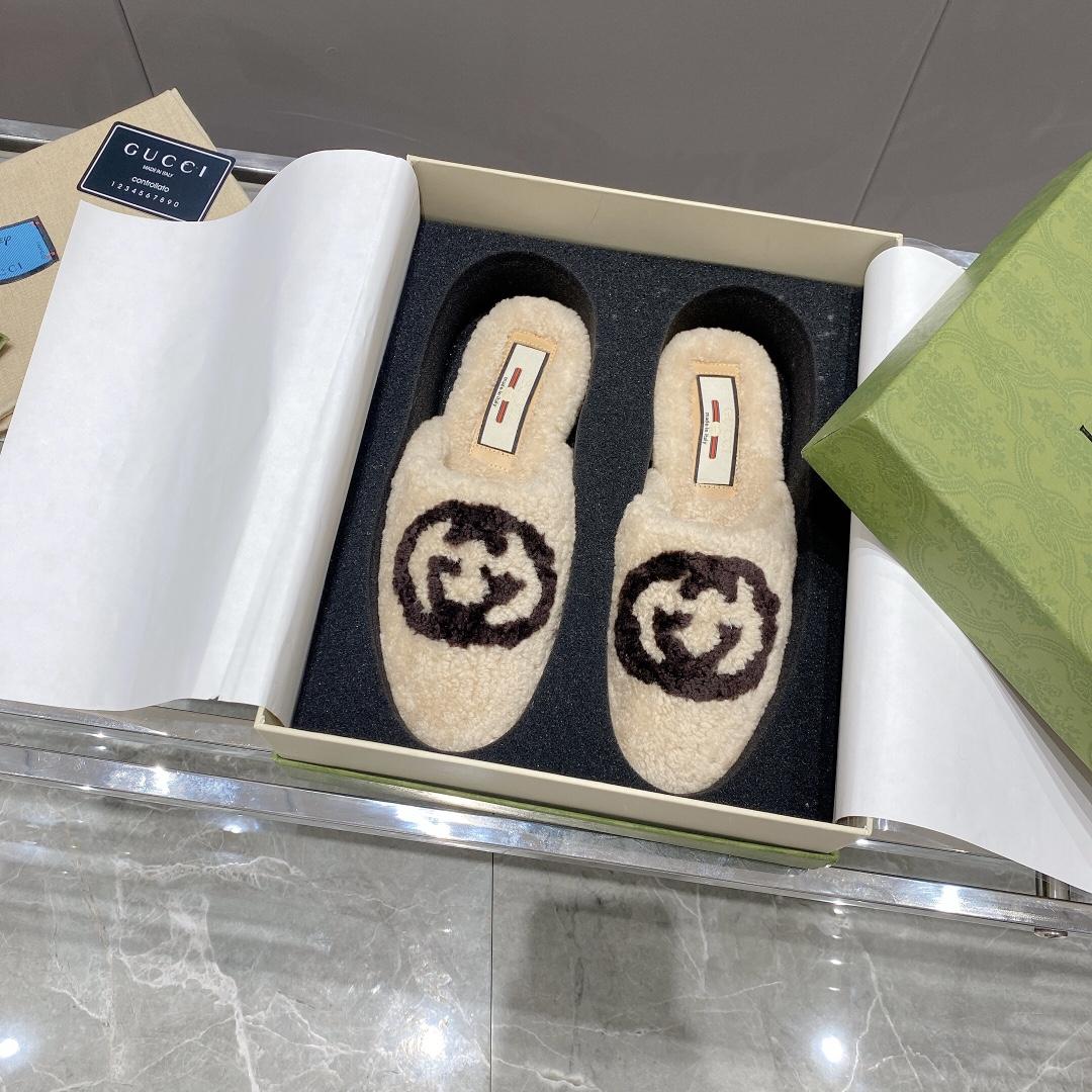 Gucci Women's Slippers With Interlocking G - FashionPlug