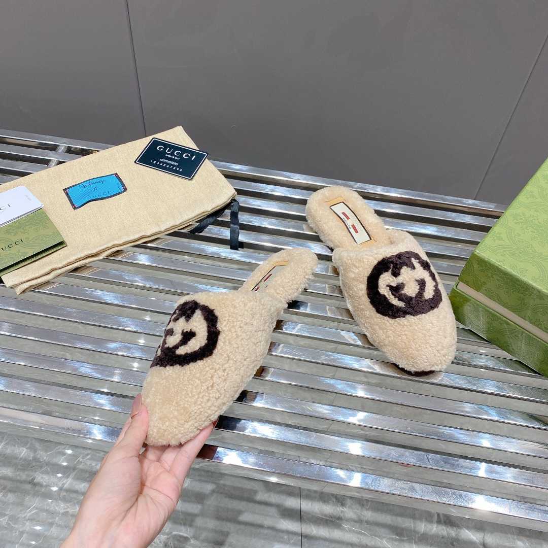 Gucci Women's Slippers With Interlocking G - FashionPlug